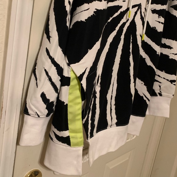 Fabletics funky black & white hooded sweatshirt. Super comfortable, size M. - Picture 2 of 6